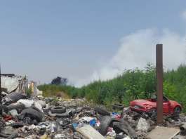 Maxi rogo di 33 ore a Barra, attivista in maschera antigas: “L’Arpac dice è tutto ok, come fa?”. La risposta dell’agenzia (VIDEO)