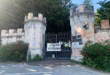 Villa dei Papi, Mastella sullo striscione: “Non capisco l’imbecillità, vi spiego perché è chiusa”