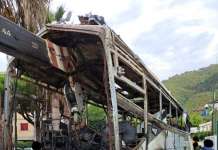 Conducente di bus sfonda il cancello del Comune e poi incendia il mezzo