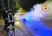 Due incidenti nella notte, moto prende fuoco nell’urto: 22enne ferito