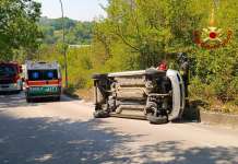 Sbanda con l’auto e si ribalta: 39enne ferita