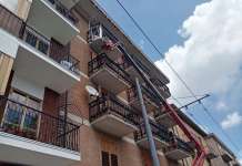 Caduta calcinacci, via Colombo messa in sicurezza dopo le segnalazioni (Foto)