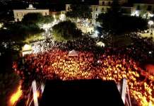 La pioggia delude il fiume di gente, ma la festa continua: arriva Giusy Ferreri