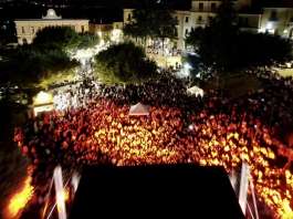 La pioggia delude il fiume di gente, ma la festa continua: arriva Giusy Ferreri