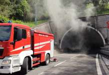 Camion con bombole di gas prende fuoco: tragedia sfiorata