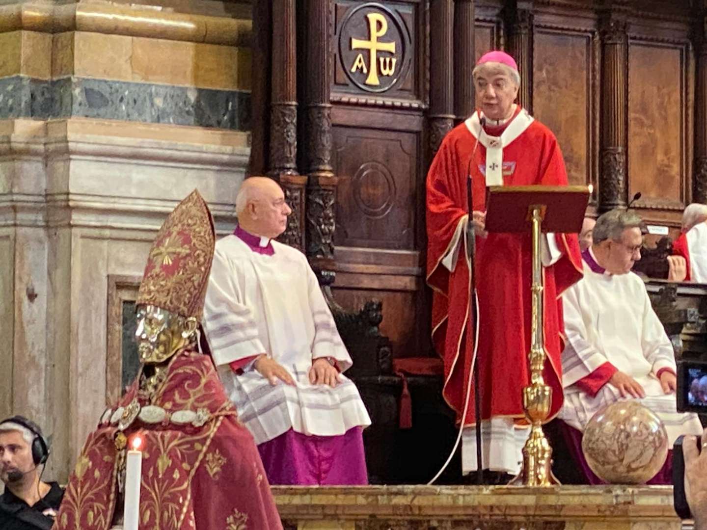 San Gennaro tiene i fedeli col fiato sospeso: dopo la delusione iniziale si ‘scioglie il sangue’