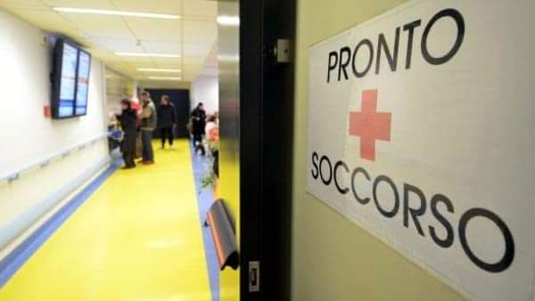 Entra con un coltello al Pronto soccorso per aggredire medici e infermieri Entra con un coltello al Pronto soccorso per aggredire medici e infermieri