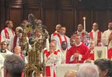 Si è sciolto il sangue di San Gennaro: Cattedrale affollata, applausi dei fedeli