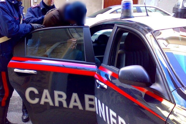 Rapina casa e picchia donna: arrestato nel Napoletano