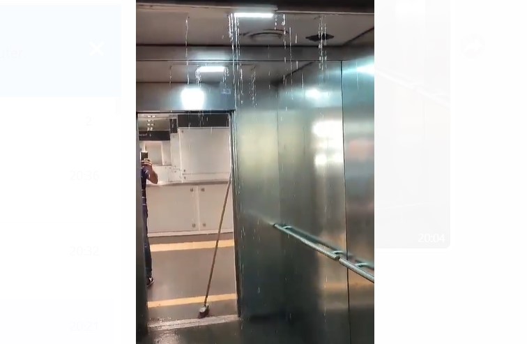 Napoli, piove a catinelle nell’ascensore della stazione Dante – VIDEO