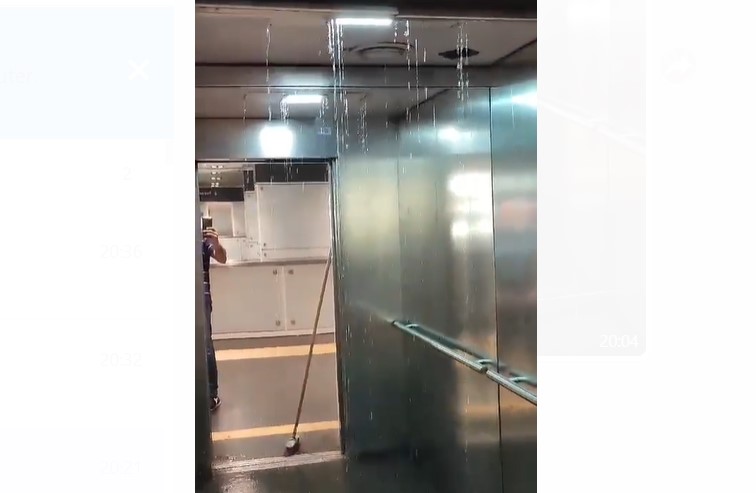 Napoli, piove a catinelle nell’ascensore della stazione Dante – VIDEO Napoli, piove a catinelle nell’ascensore della stazione Dante – VIDEO