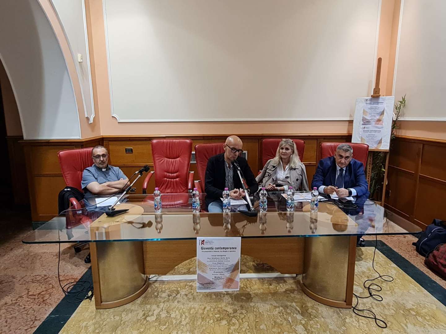 Dipendenze, fenomeno in crescita. Don Vitaliano: “Il segreto per aiutarli è saper ascoltare” Dipendenze, fenomeno in crescita. Don Vitaliano: “Il segreto per aiutarli è saper ascoltare”
