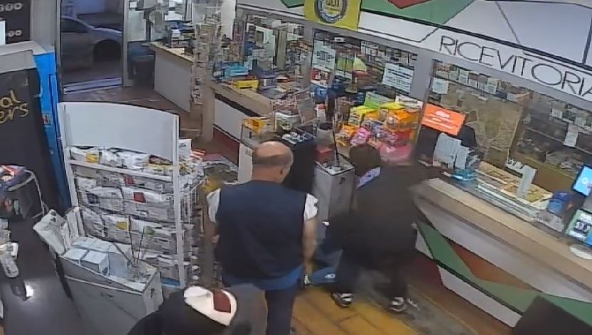 Armato di pistola entra in un bar, disarmato dai presenti: le immagini diventano virali Armato di pistola entra in un bar, disarmato dai presenti: le immagini diventano virali