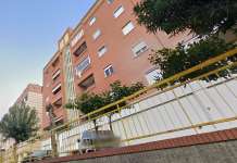 Lascia le chiavi in casa, prova ad entrare dalla finestra ma cade dal quinto piano: è grave