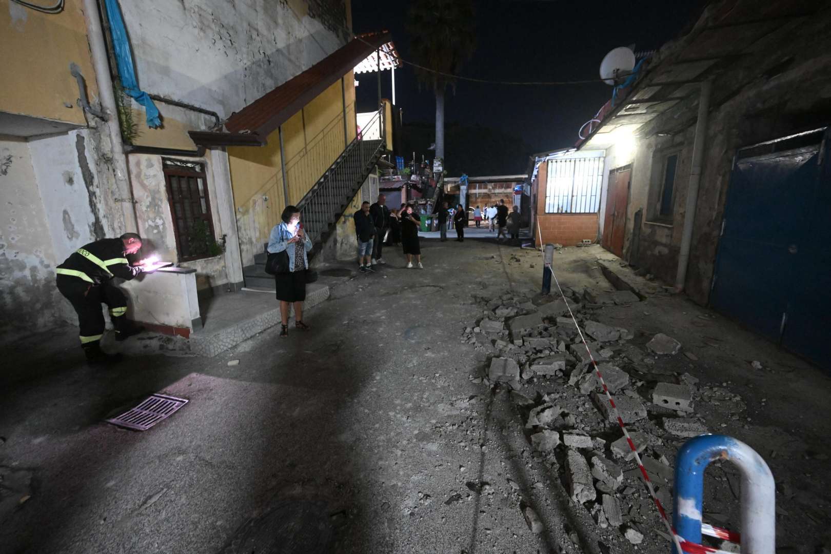 Campi Flegrei, studiosi: “Evacuare edifici entro un chilometro dalla zona Solfatara Agnano”