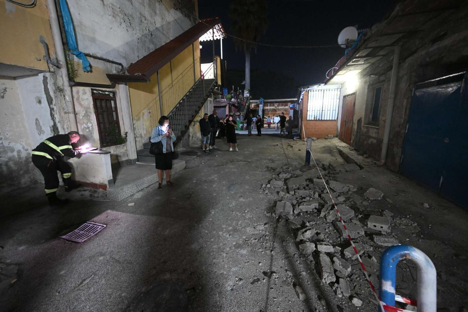 Campi Flegrei, 34 sgomberi e 382 persone coinvolte Campi Flegrei, 34 sgomberi e 382 persone coinvolte