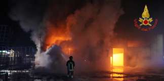 Brucia opfiicio nella notte, fiamme e paura ad Avellino (FOTO-VIDEO)