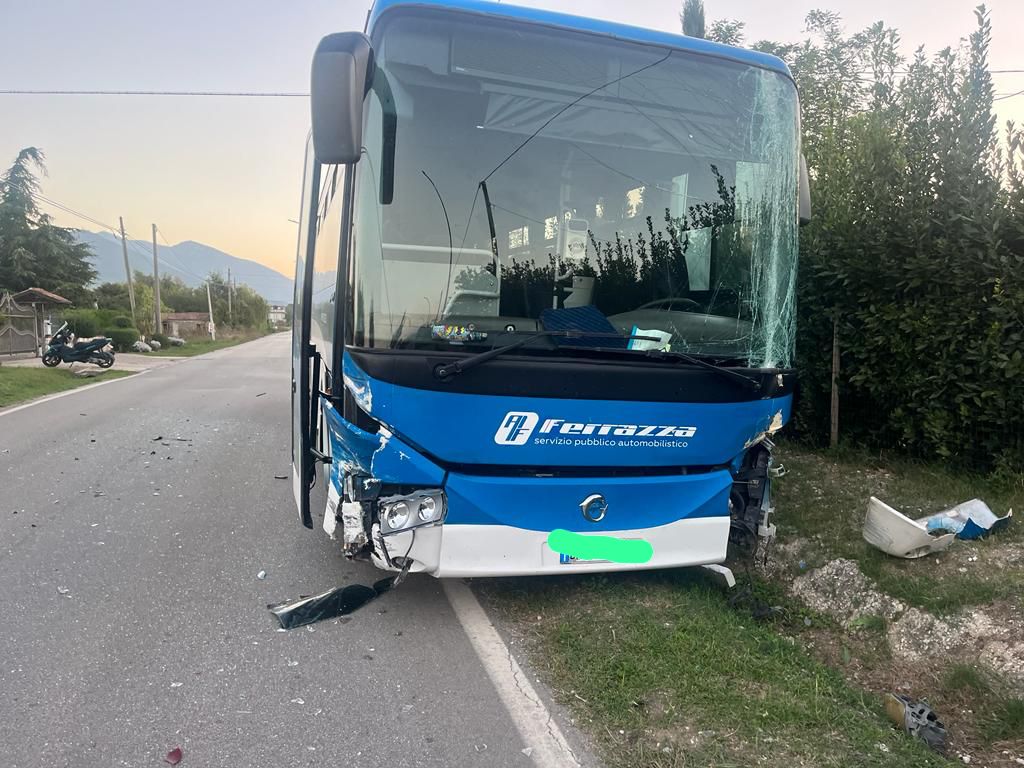 Pullman impatta una vettura durante un sorpasso: una persona finisce in ospedale (FOTO) Pullman impatta una vettura durante un sorpasso: una persona finisce in ospedale (FOTO)