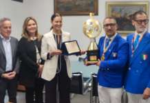 La presidente del Consiglio ha consegnato una targa ai vincitori del mondiale World Hair 2023