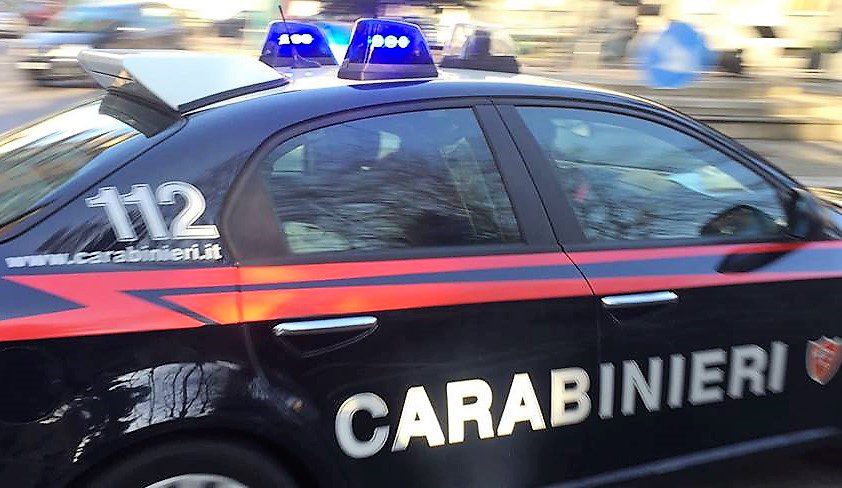 Esplosione in un garage a Napoli Est: carabinieri sul posto