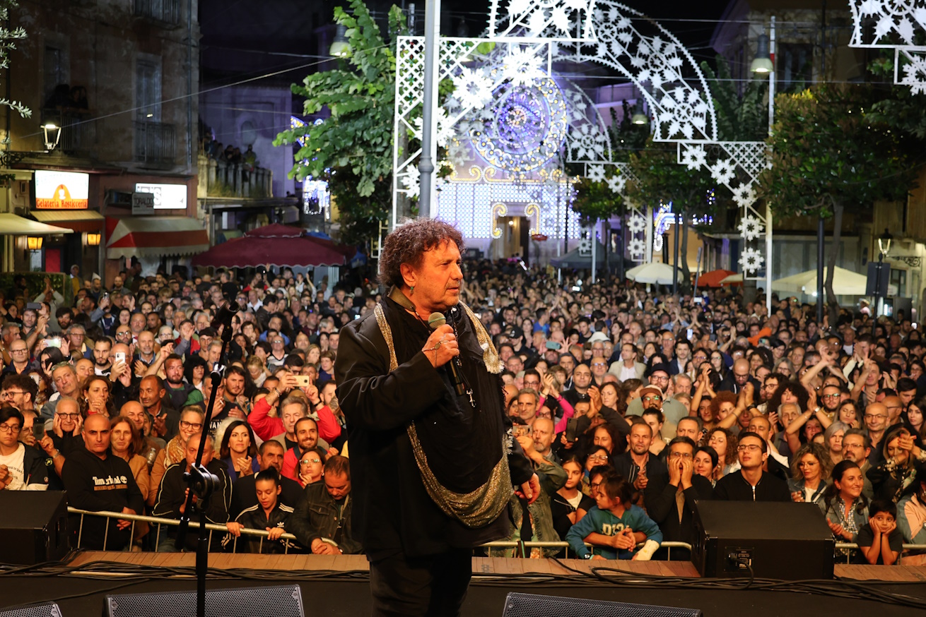 Sala… ieri, oggi e domani', ecco i vincitori. Piazza Umberto I in delirio  per Enzo Avitabile