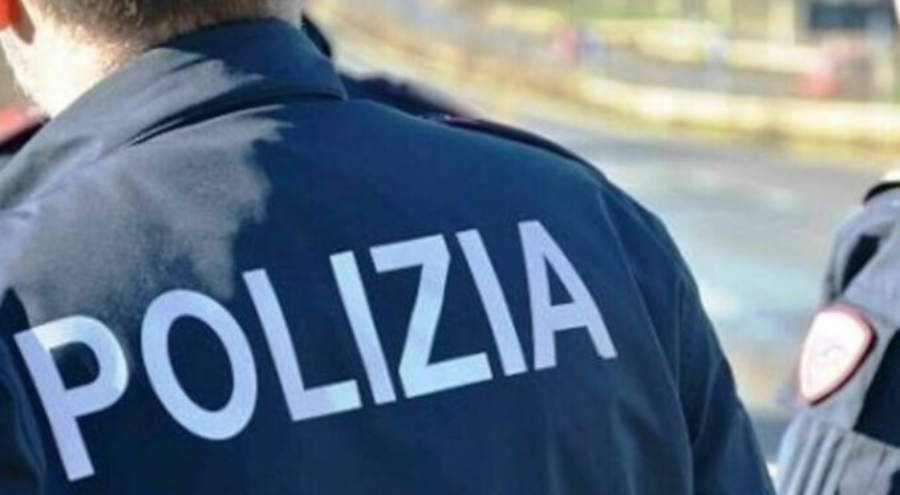 Giovane tenta di lanciarsi dal balcone, salvato dalla Polizia