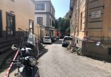 Funicolare di Chiaia, ennesimo flop: auto in sosta impediscono l’arrivo del camion con gru