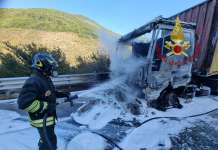 In fiamme autocarro: paura sulla A16 (Foto)