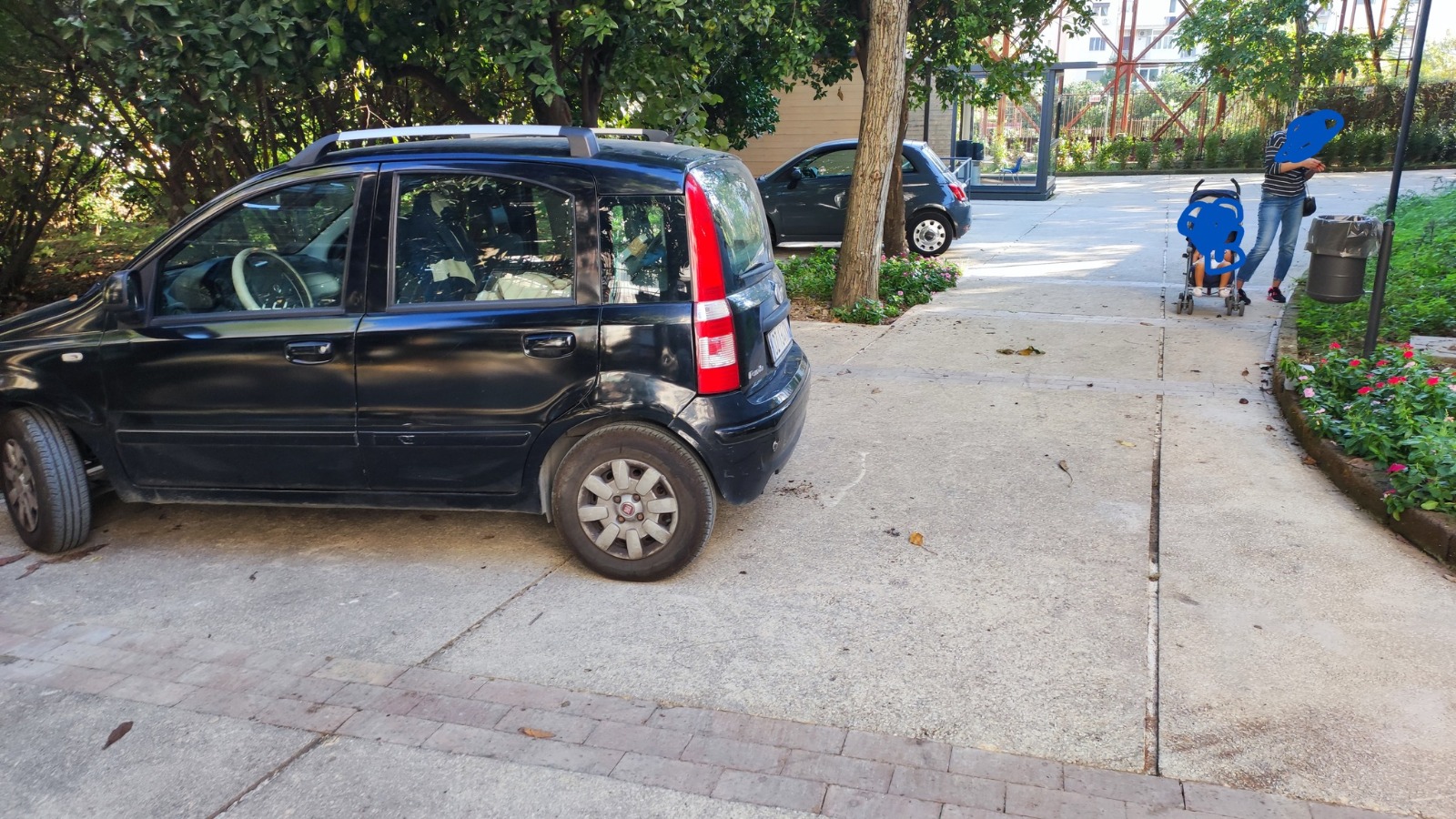 Parco Minopoli, denuncia associazioni: “Auto parcheggiate dentro, il Comune intervenga”