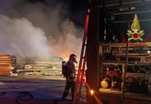 Incendio in un deposito, possibili polveri sottili nell’aria