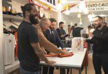 VIDEO/ Sorrisi e tanti flash: Marotta e Ciciretti allo store per una sessione di autografi e foto