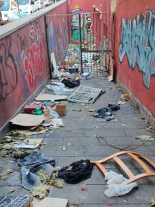 Odissea piazza Cavour: costretti a passare tra distese di rifiuti, tanfo e grossi topi morti (FOTO)