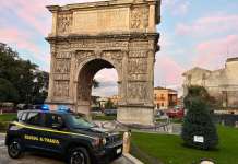 Fermata con cocaina e soldi contanti: arrestata una donna