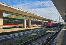 Grave aggressione al personale ferroviario e di pulizia nella stazione di Salerno