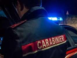 Evade dai domiciliari e sotto l’effetto di stupefacenti, denunciato e soccorso dai Carabinieri