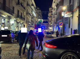 Tragedia sfiorata, donna tenta di lanciarsi dal balcone: salvata