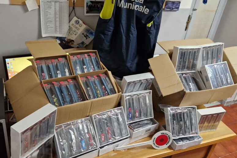 Coltelli venduti senza licenza, sequestrati 600 pezzi a Napoli Coltelli venduti senza licenza, sequestrati 600 pezzi a Napoli
