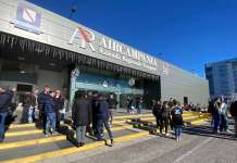 Studenti trovano borsello con 15mila euro sul bus e lo riconsegnano