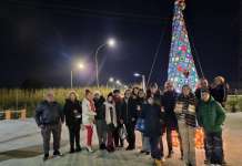 La magia dell’accensione: si illumina l’albero di Natale in contrada Pantano