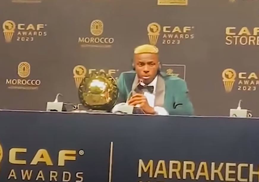 Osimhen torna a Napoli con il Pallone d'oro africano