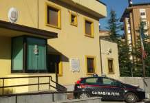 Costringe la madre a prelevare soldi per droga: arrestato