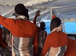 FOTO/ Migranti, sbarco a Salerno: in arrivo la Open Arms