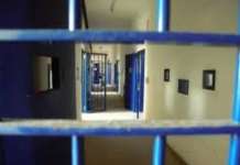 Incendio nel carcere di Salerno, otto agenti intossicati