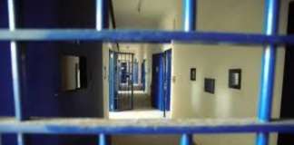 Incendio nel carcere di Salerno, otto agenti intossicati