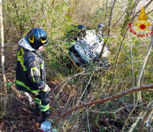 Auto si ribalta, paura per mamma e figlio: intervento dei Vigili del Fuoco