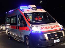 Ragazza di 16 anni muore in incidente stradale nel Napoletano, grave l’amica Ambulanza