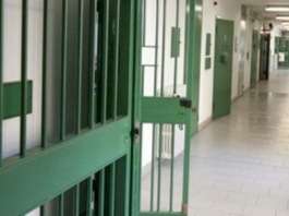 Ruba una borsa mentre l’automobilista fa retromarcia con l’auto davanti al supermercato, 30enne in carcere