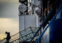 Nave Geo Barents arrivata a Napoli, sbarcati 37 migranti, uno è minorenne
