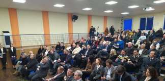 Abbate invitato sul palco e Mastella va via: il forte simbolismo della politica