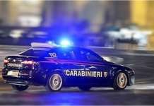 Fuga folle in strada: si schiantano contro un’auto e si barricano nel suv